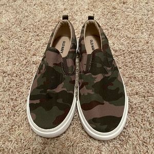 Boys size 4 slip on shoes